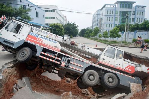 29-ton-huge-mobile-crane-sinkhole-southern-China-2267204