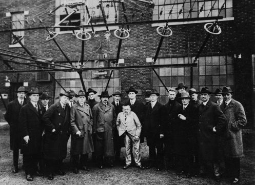 Albert_Einstein_with_other_engineers_and_scientists_at_Marconi_RCA_radio_station_1921 (1)
